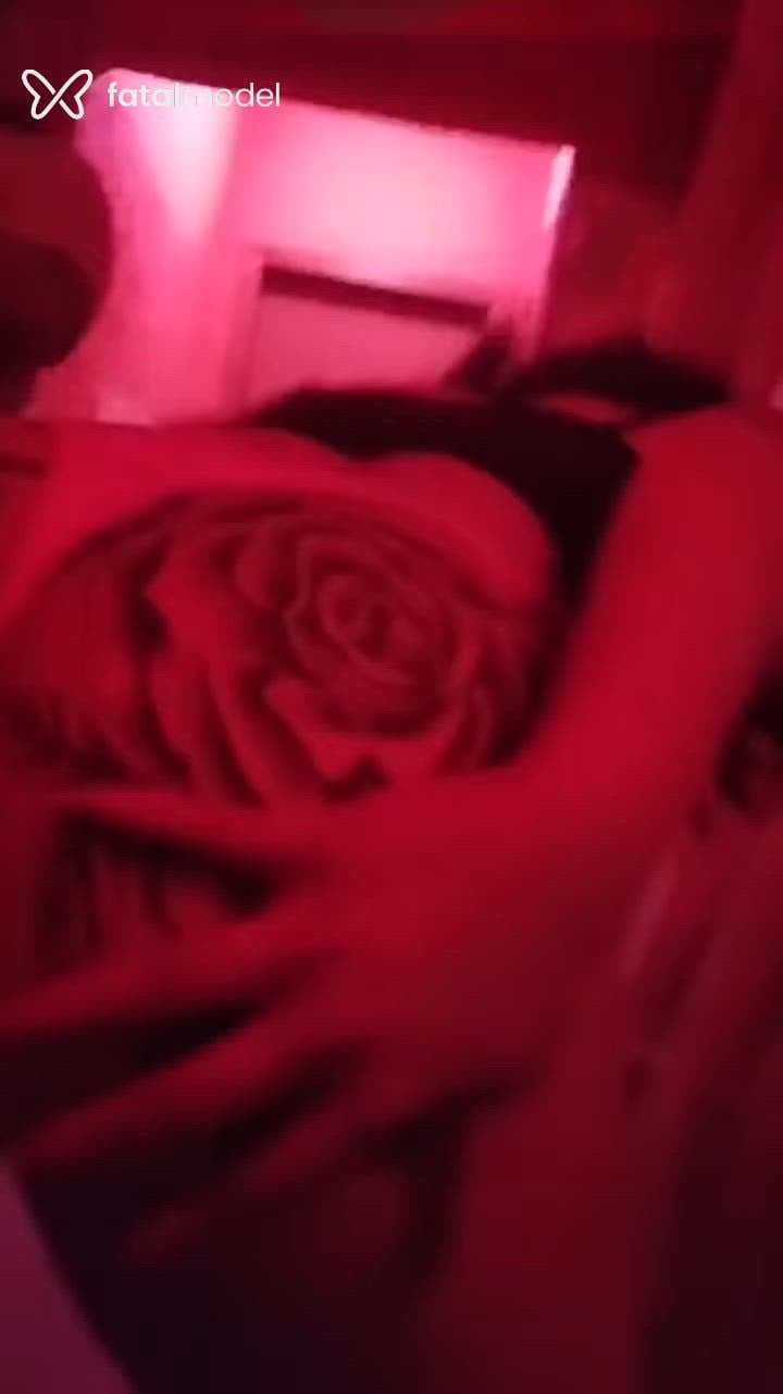 Acompanhante mulher loira (o) de olhos castanhos - Camila