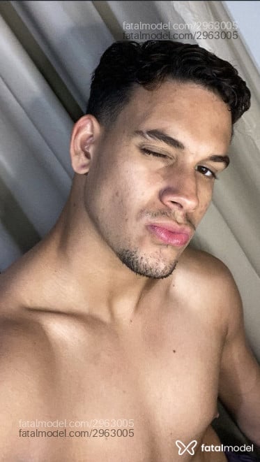 Acompanhante homem com cabelo castanho de olhos mel - Ruan