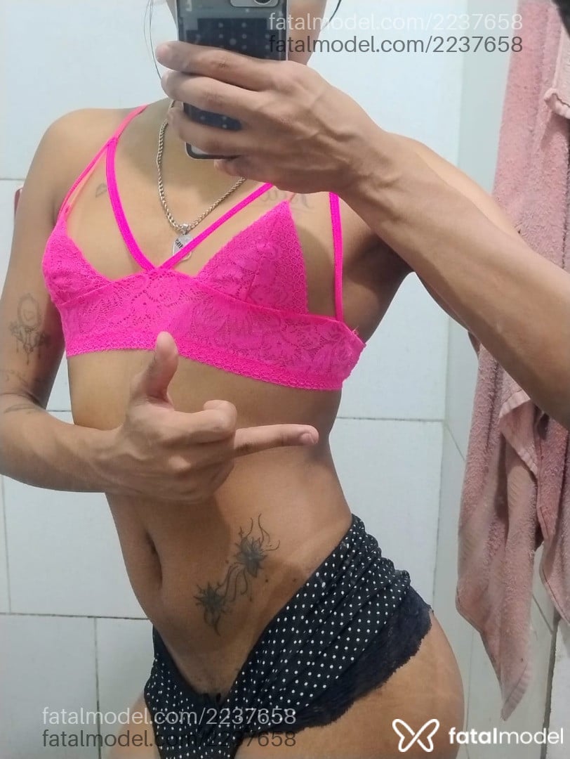 Acompanhante mulher trans morena (o) de olhos pretos - Júlia Ayla