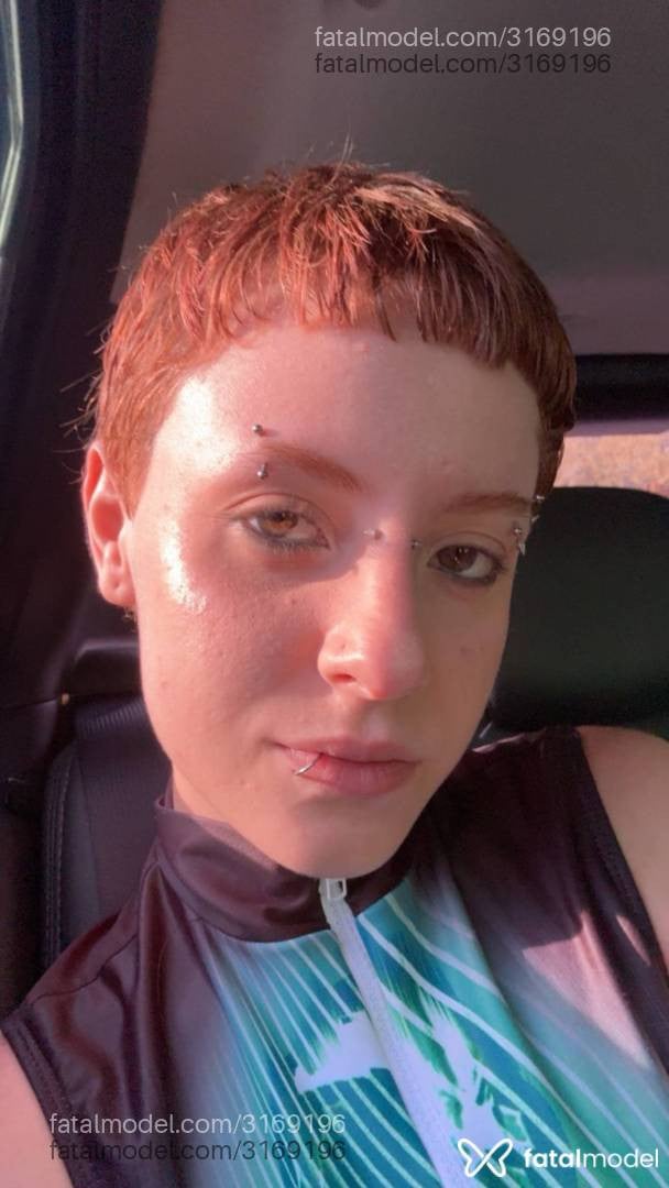 Acompanhante mulher ruiva (o) de olhos verdes - Hlohan