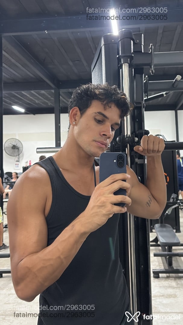 Acompanhante homem com cabelo castanho de olhos mel - Ruan