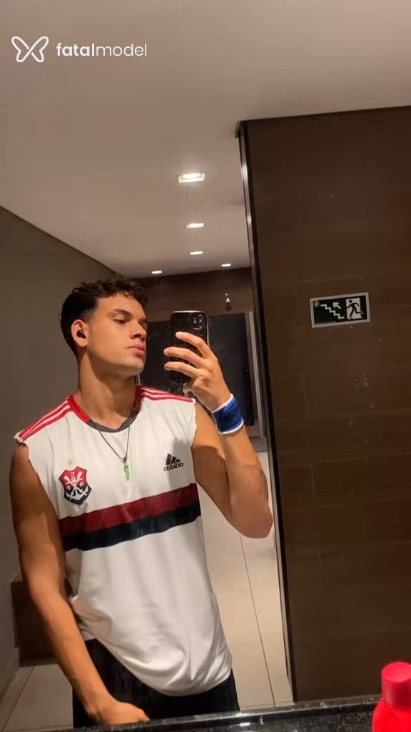 Acompanhante homem com cabelo castanho de olhos mel - Ruan