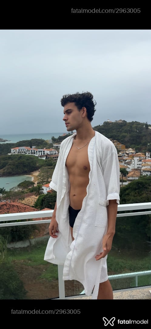 Acompanhante homem com cabelo castanho de olhos mel - Ruan