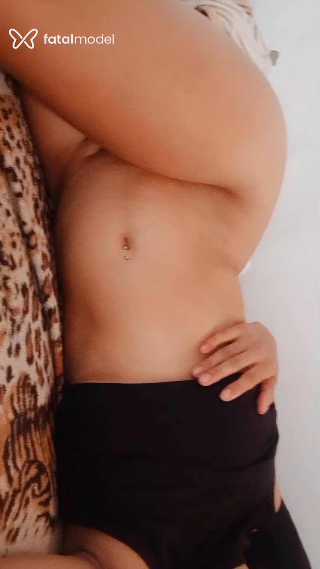 Acompanhante mulher loira (o) de olhos castanhos - Samara