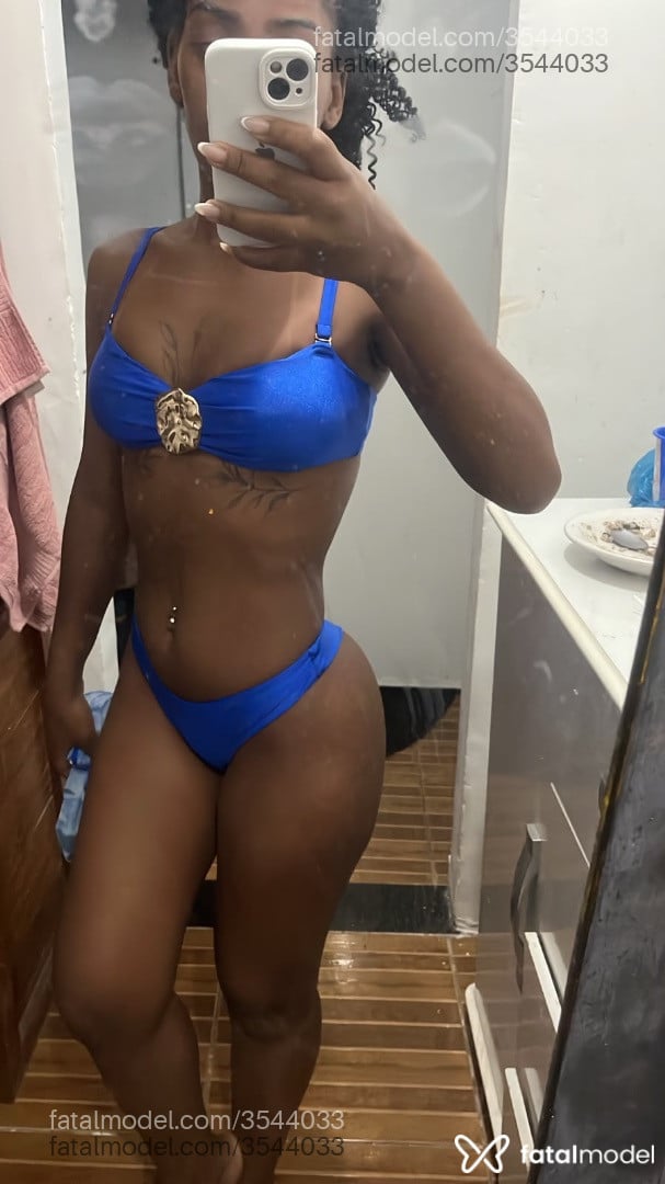 Acompanhante mulher morena (o) de olhos pretos - Bea Muniz