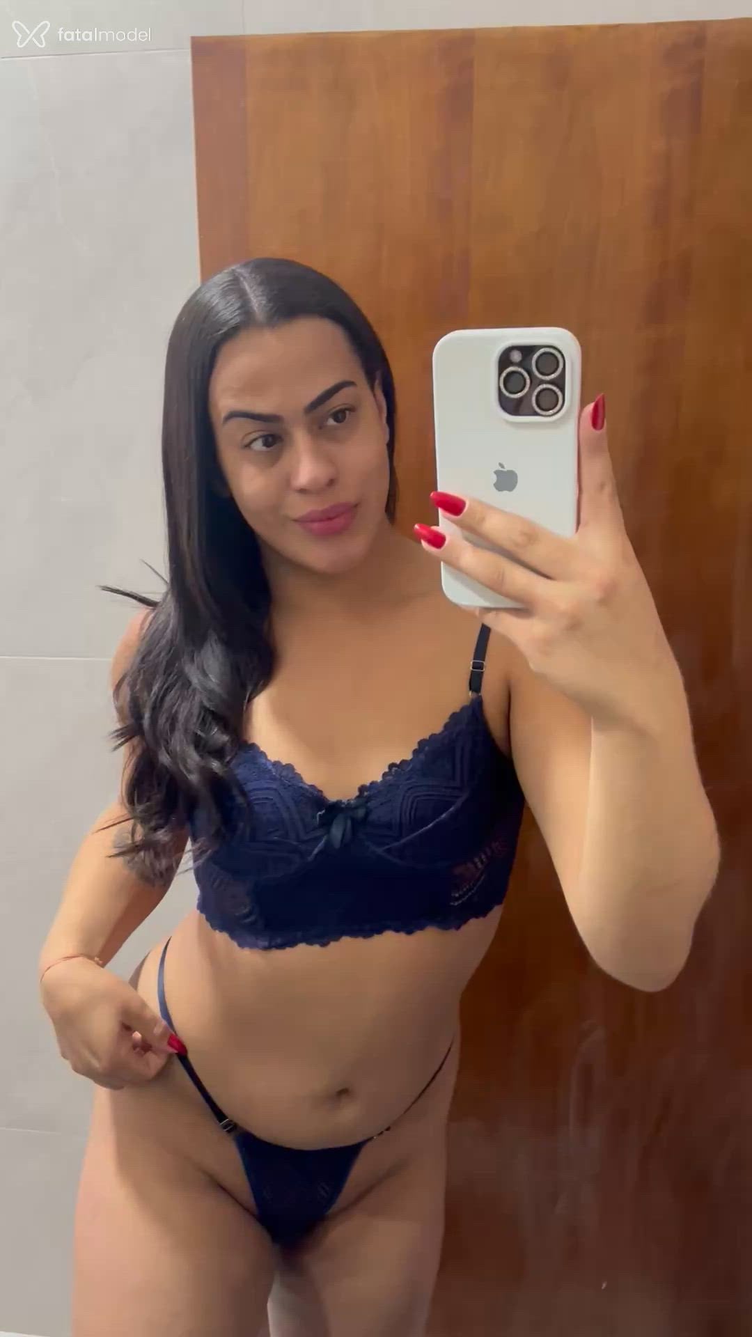 Acompanhante mulher trans morena (o) de olhos castanhos - Josie