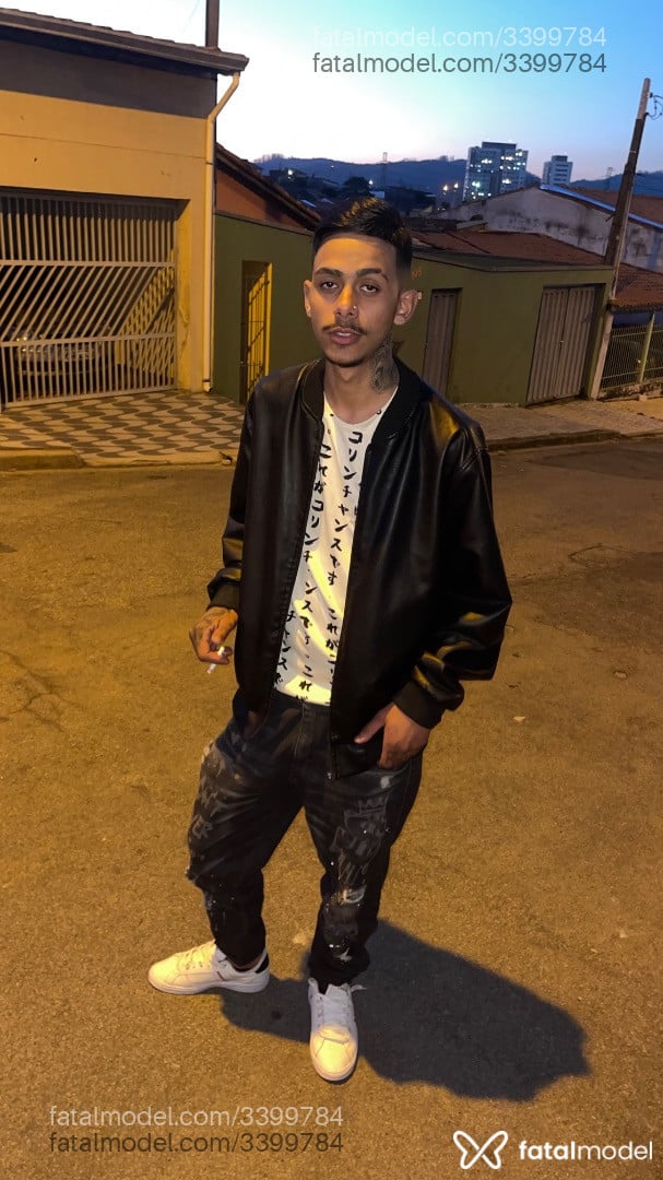 Acompanhante homem com cabelo castanho de olhos pretos - Aladin
