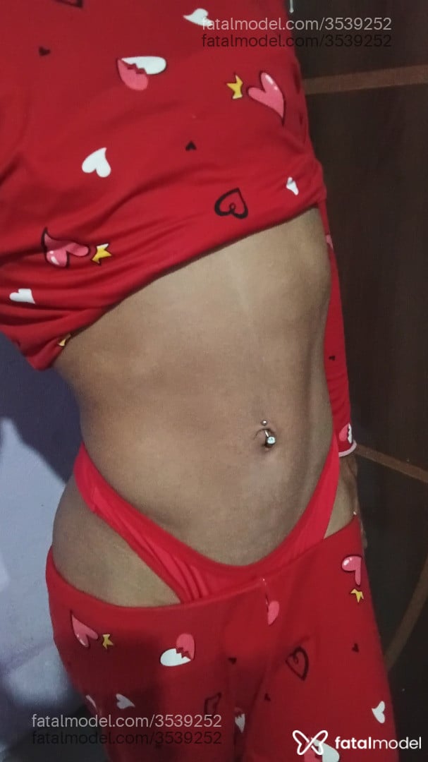 Acompanhante mulher trans com cabelo castanho de olhos pretos - Octávia