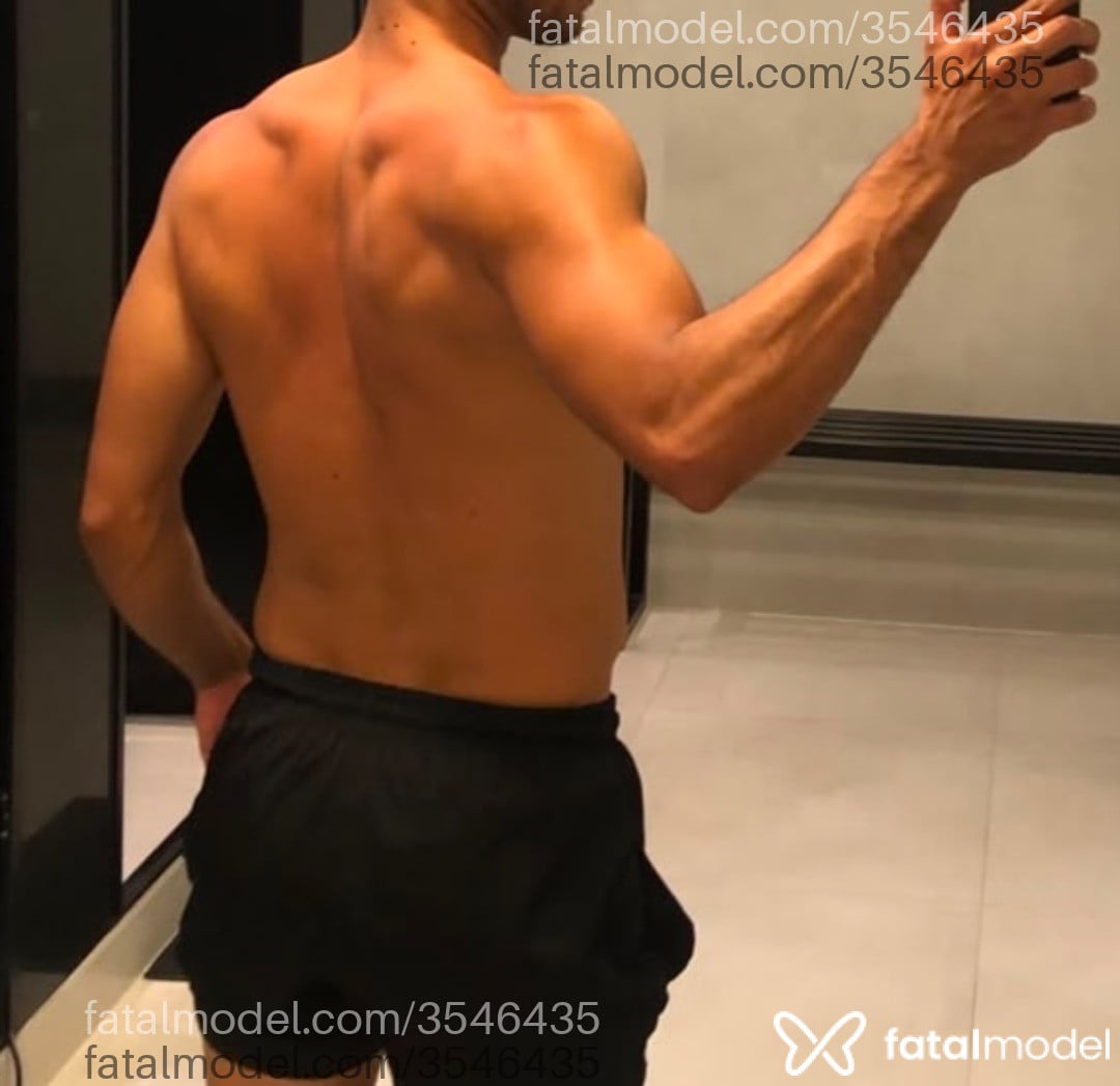 Acompanhante homem com cabelo castanho de olhos pretos - Jeronimo