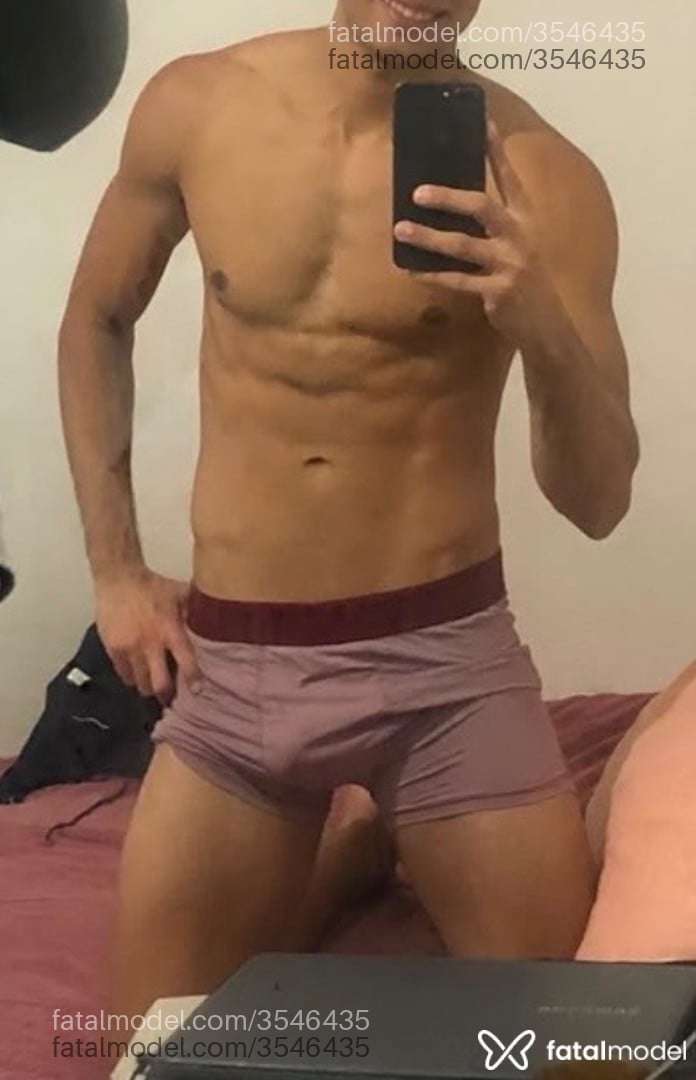Acompanhante homem com cabelo castanho de olhos pretos - Jeronimo