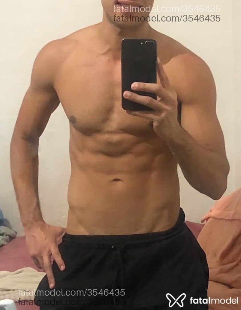 Acompanhante homem com cabelo castanho de olhos pretos - Jeronimo