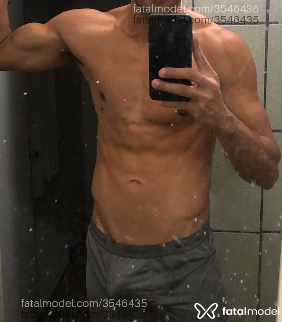 Acompanhante homem com cabelo castanho de olhos pretos - Jeronimo