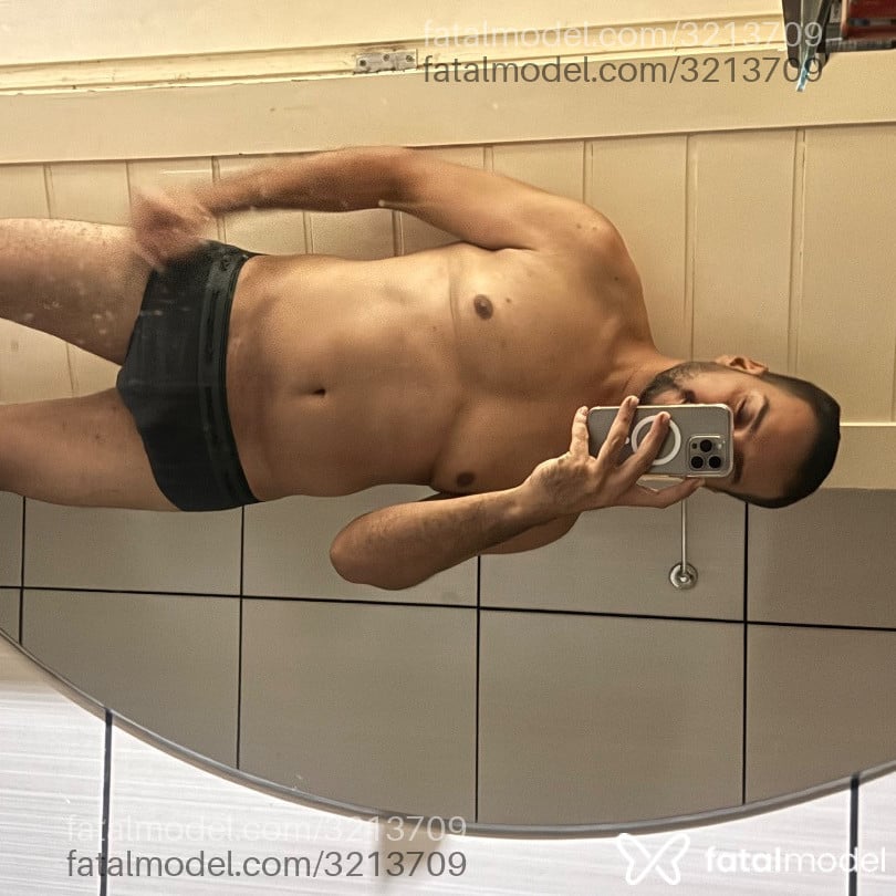Acompanhante homem com cabelo castanho de olhos castanhos - Juan