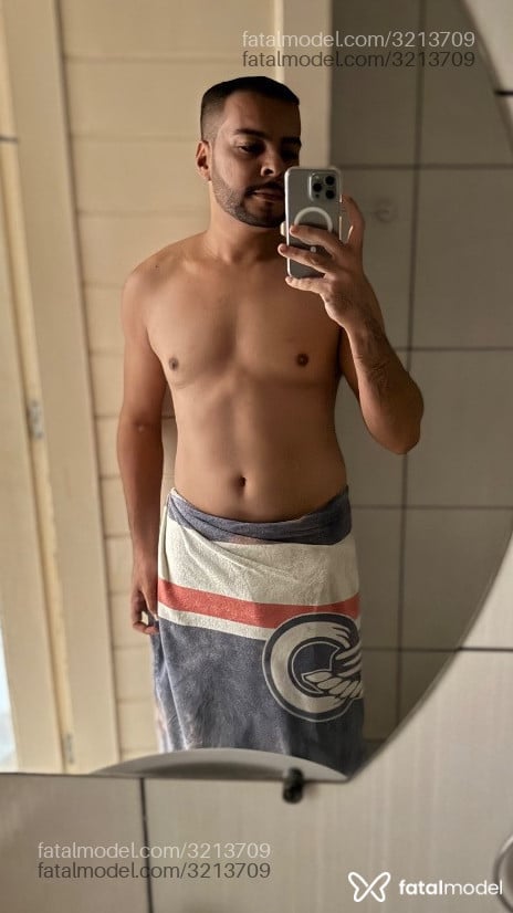 Acompanhante homem com cabelo castanho de olhos castanhos - Juan