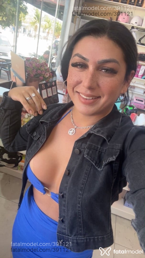 Acompanhante homem trans com cabelo castanho de olhos azuis - Juju Ferrare Acompanhante homem trans com cabelo castanho de olhos azuis - Juju Ferrare