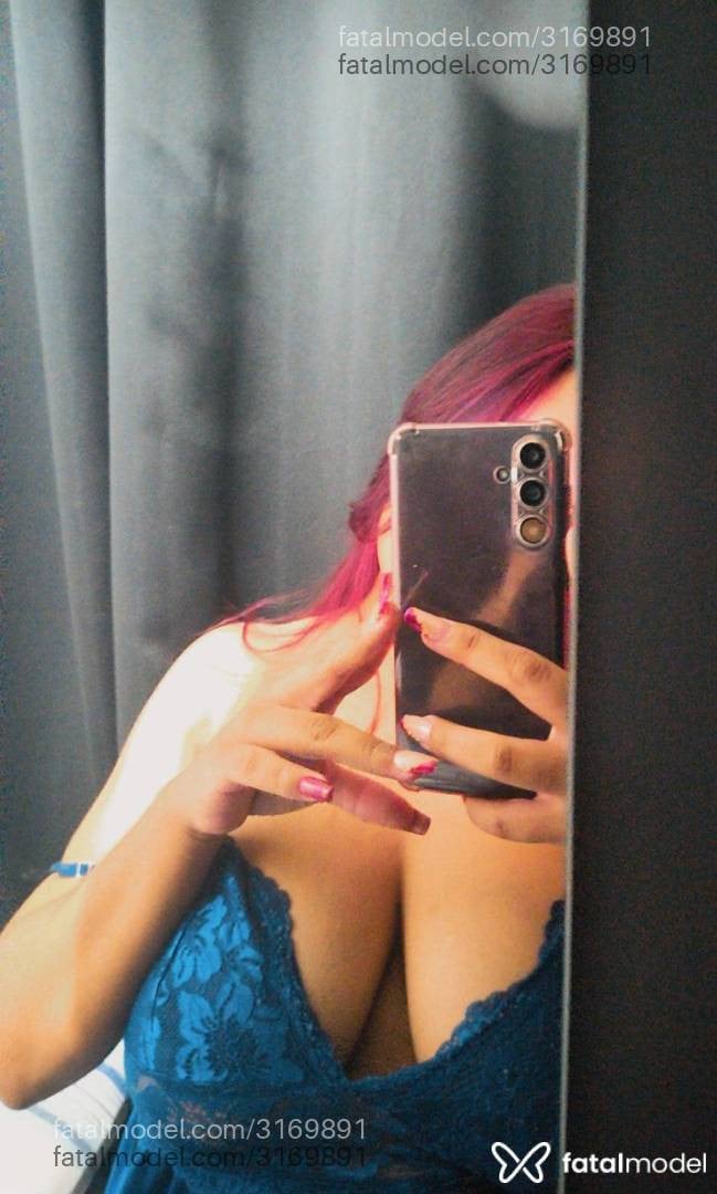 Acompanhante mulher com cabelo colorido de olhos castanhos em Cascavel - Bellaa