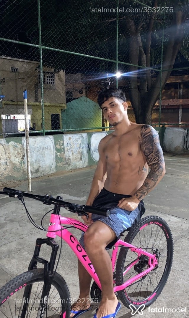 Acompanhante homem morena (o) de olhos castanhos - Realnovin Acompanhante homem morena (o) de olhos castanhos - Realnovin