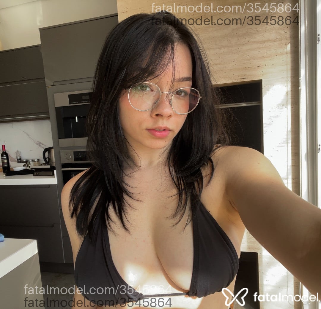 Acompanhante mulher morena (o) de olhos castanhos - Soniary