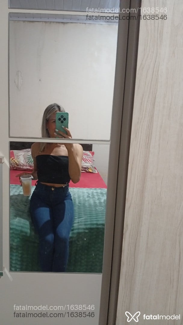 Acompanhante mulher trans loira (o) de olhos castanhos - Karlla Padilha