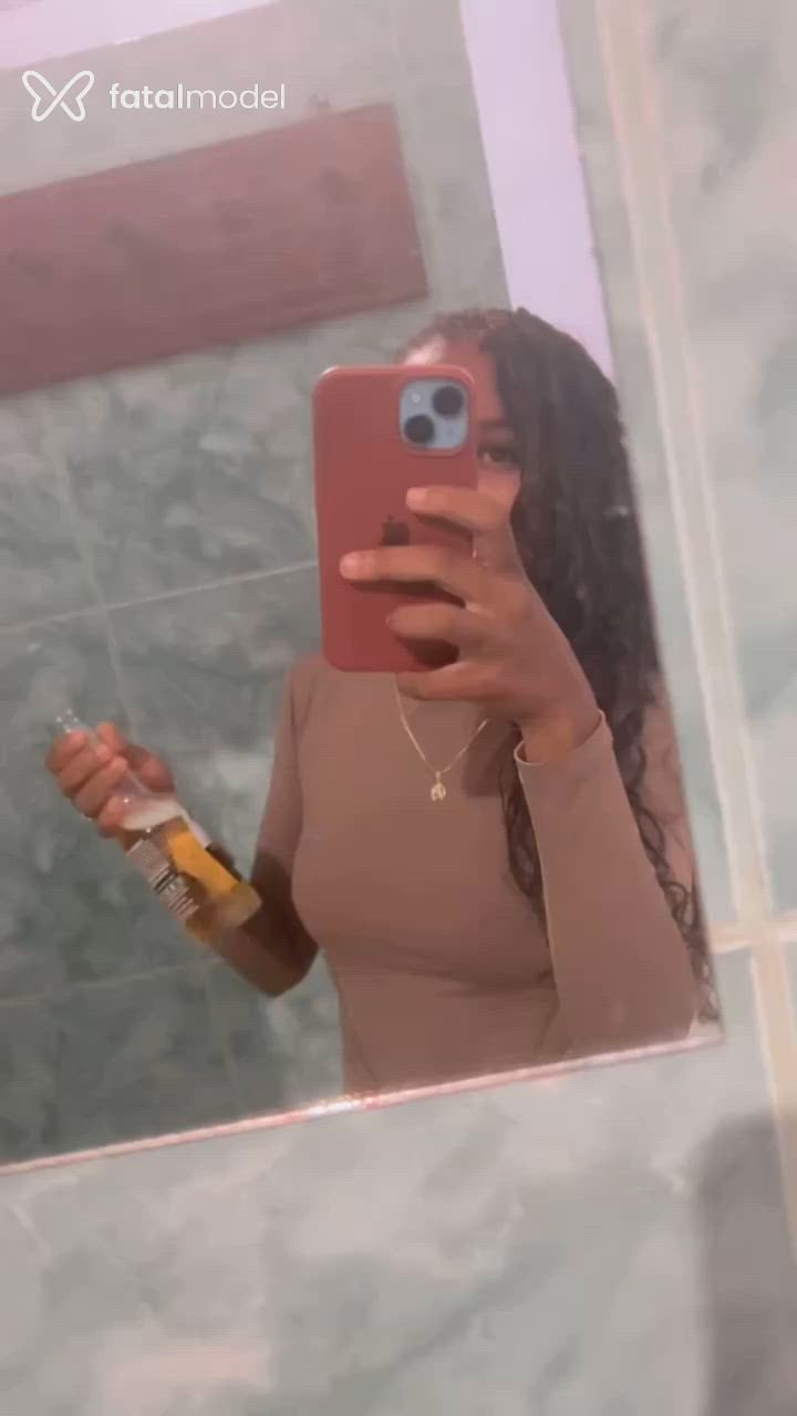 Acompanhante mulher morena (o) de olhos castanhos - Bihúnica Acompanhante mulher morena (o) de olhos castanhos - Bihúnica