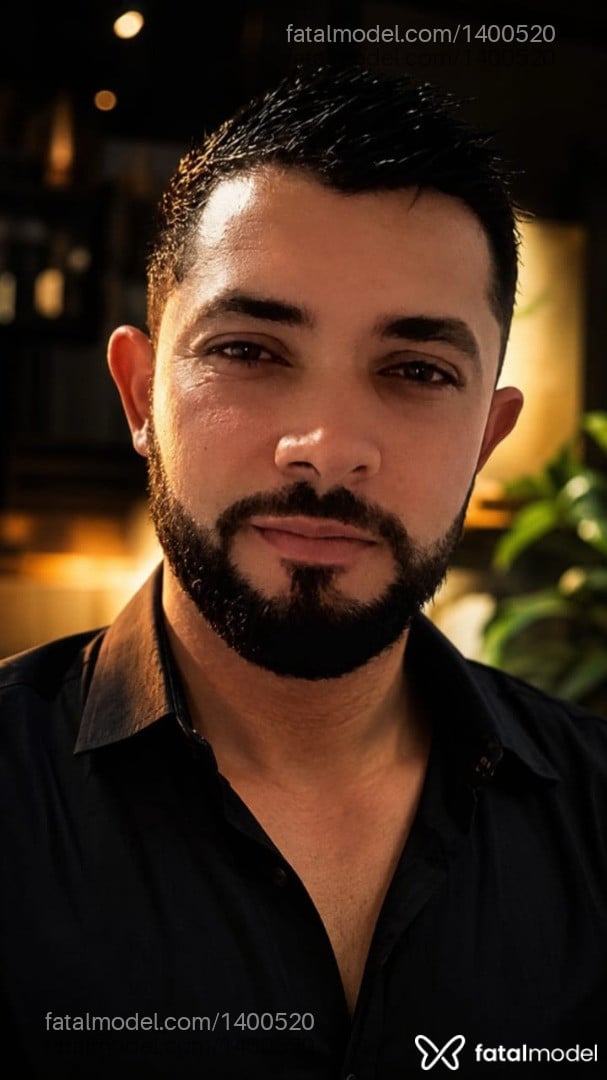 Acompanhante homem morena (o) de olhos castanhos - Leoon