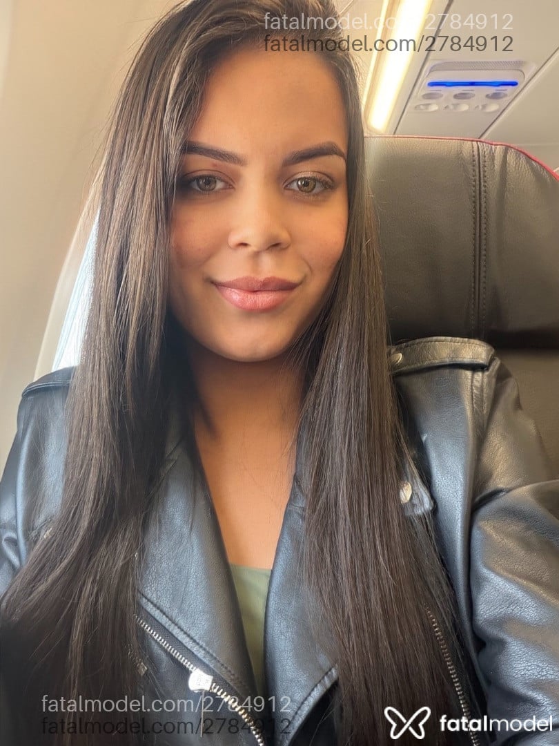 Acompanhante mulher com cabelo castanho de olhos verdes - Jade