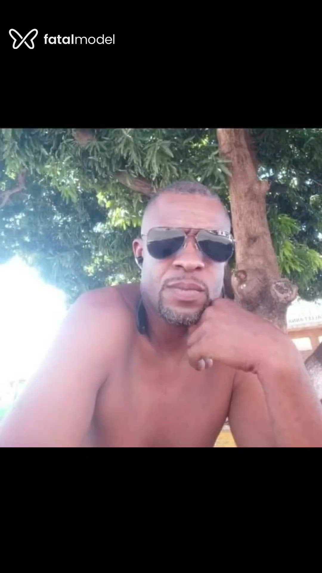 Acompanhante homem sem cabelo de olhos pretos - Nego Tida