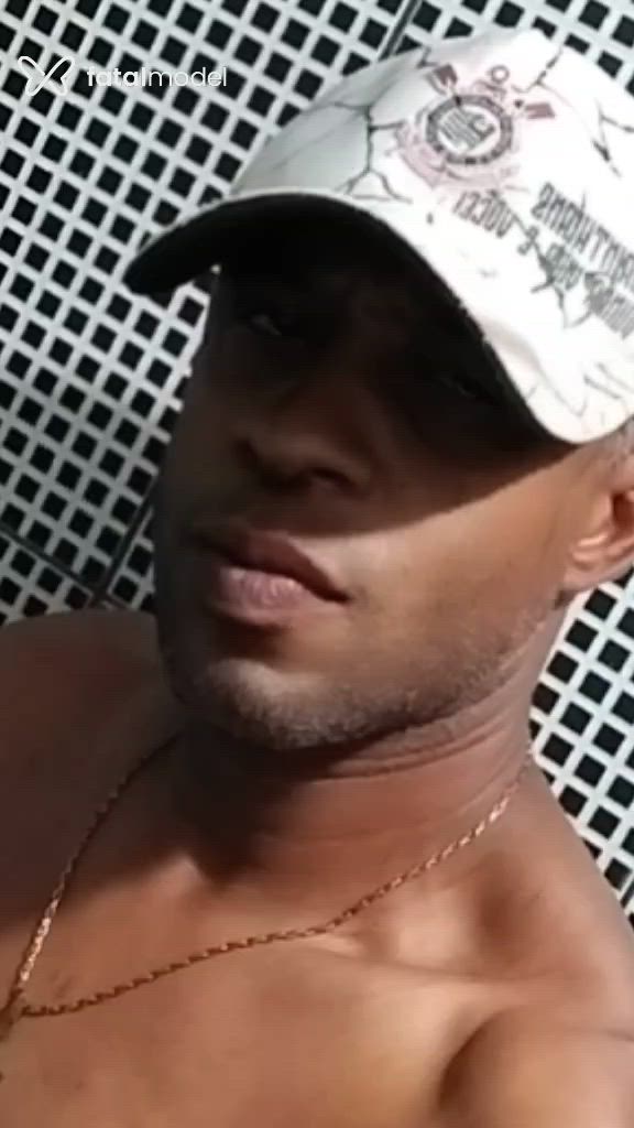 Acompanhante homem sem cabelo de olhos pretos - Nego Tida