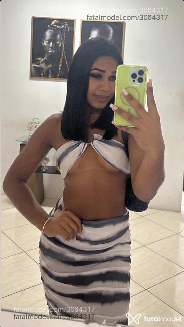 Acompanhante mulher trans morena (o) de olhos pretos - Eduarda Reis