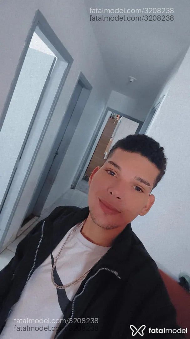 Acompanhante homem com cabelo castanho de olhos pretos - Jonathan