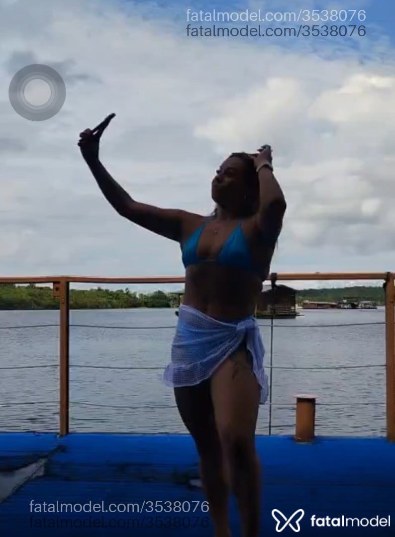Acompanhante mulher loira (o) de olhos castanhos - Suellen