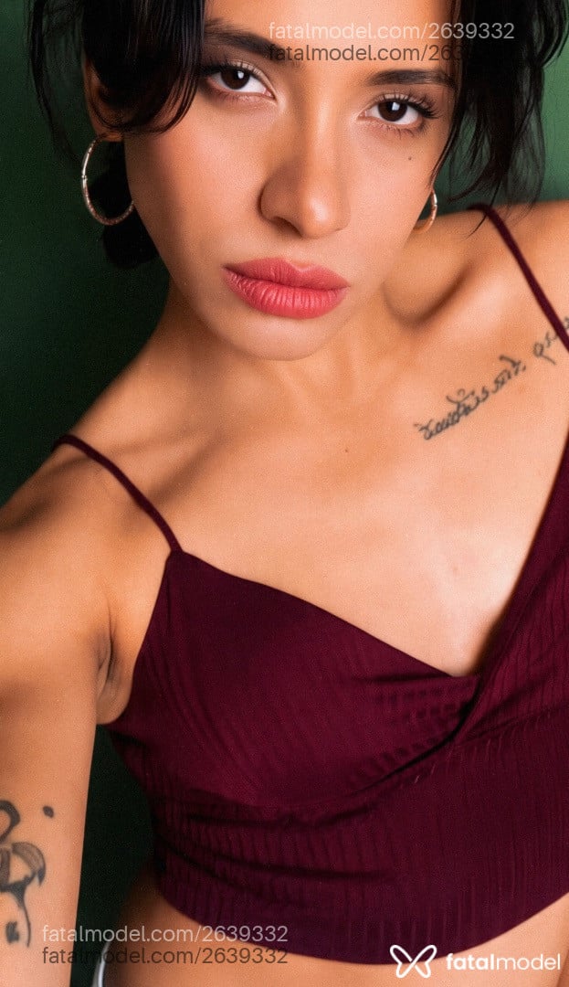 Acompanhante mulher trans com cabelo castanho de olhos castanhos - Renata