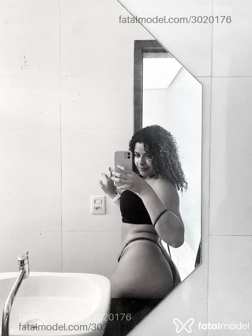 Acompanhante mulher com cabelo castanho de olhos pretos - Kely Santos