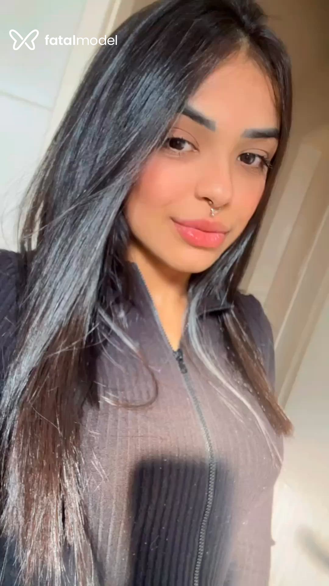 Acompanhante mulher morena (o) de olhos pretos - Piquena