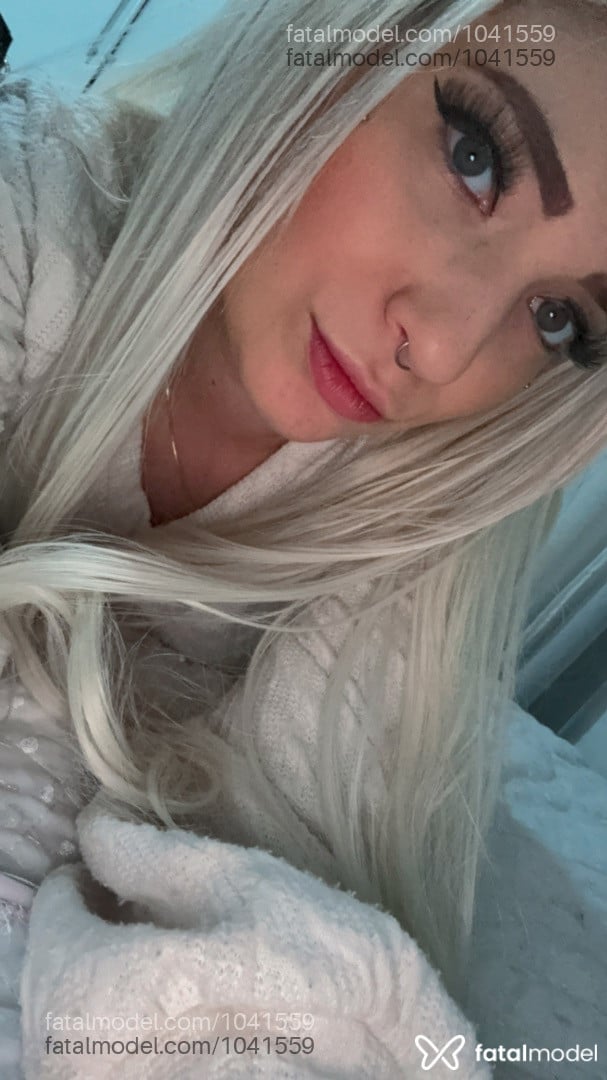 Acompanhante mulher loira (o) de olhos azuis - Sabrina Tattooed