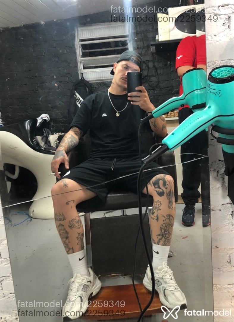 Acompanhante homem com cabelo castanho de olhos castanhos - Vdk