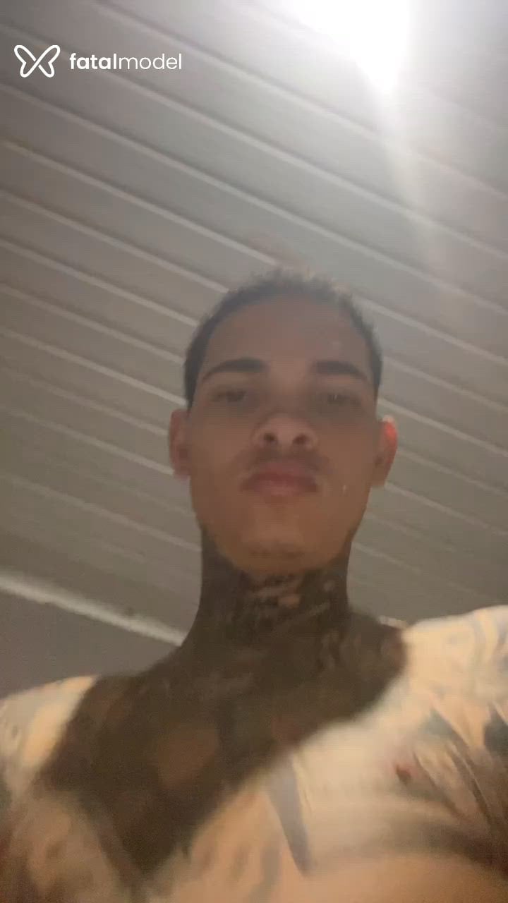 Acompanhante homem com cabelo castanho de olhos castanhos - Galego Acompanhante homem com cabelo castanho de olhos castanhos - Galego