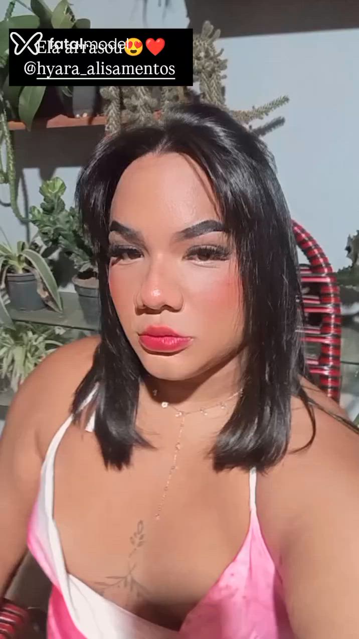 Acompanhante mulher trans morena (o) de olhos castanhos - árina