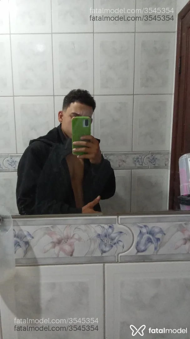 Acompanhante homem com cabelo castanho de olhos castanhos - Raelnovin