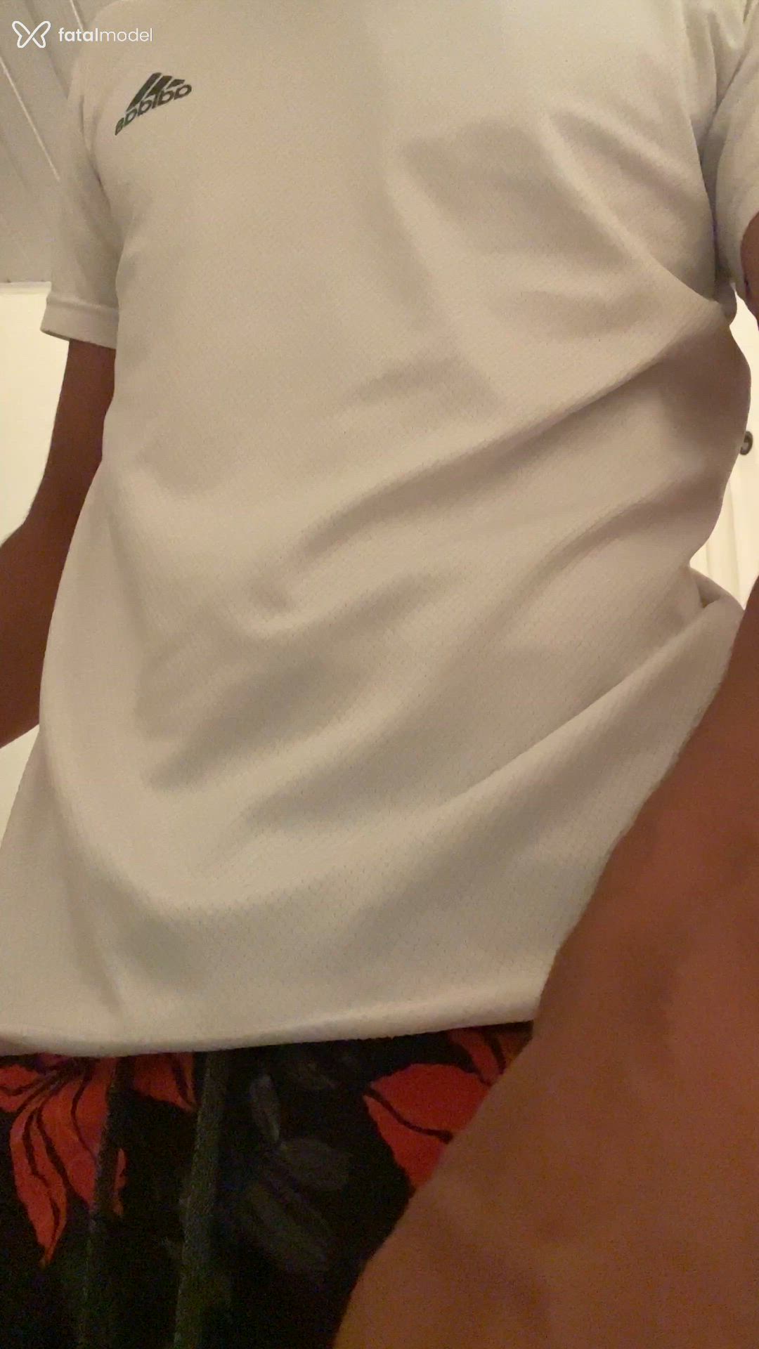 Acompanhante homem com cabelo castanho de olhos castanhos - Willian