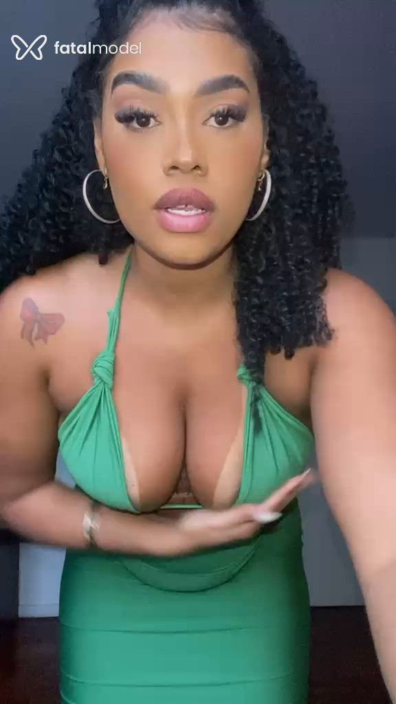 Acompanhante mulher com cabelo castanho de olhos castanhos - Maju Viana