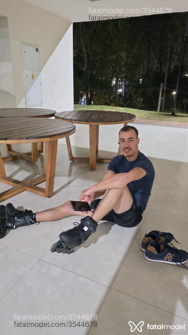 Acompanhante homem com cabelo castanho de olhos mel - Nicleviks