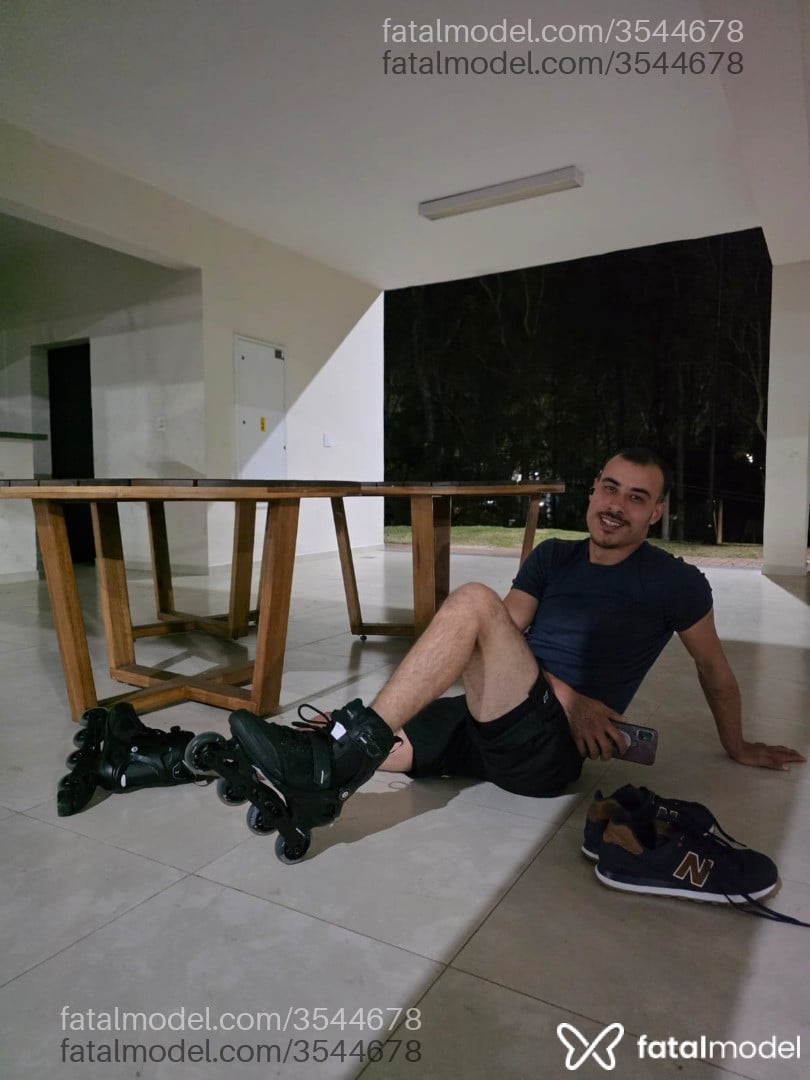 Acompanhante homem com cabelo castanho de olhos mel - Nicleviks