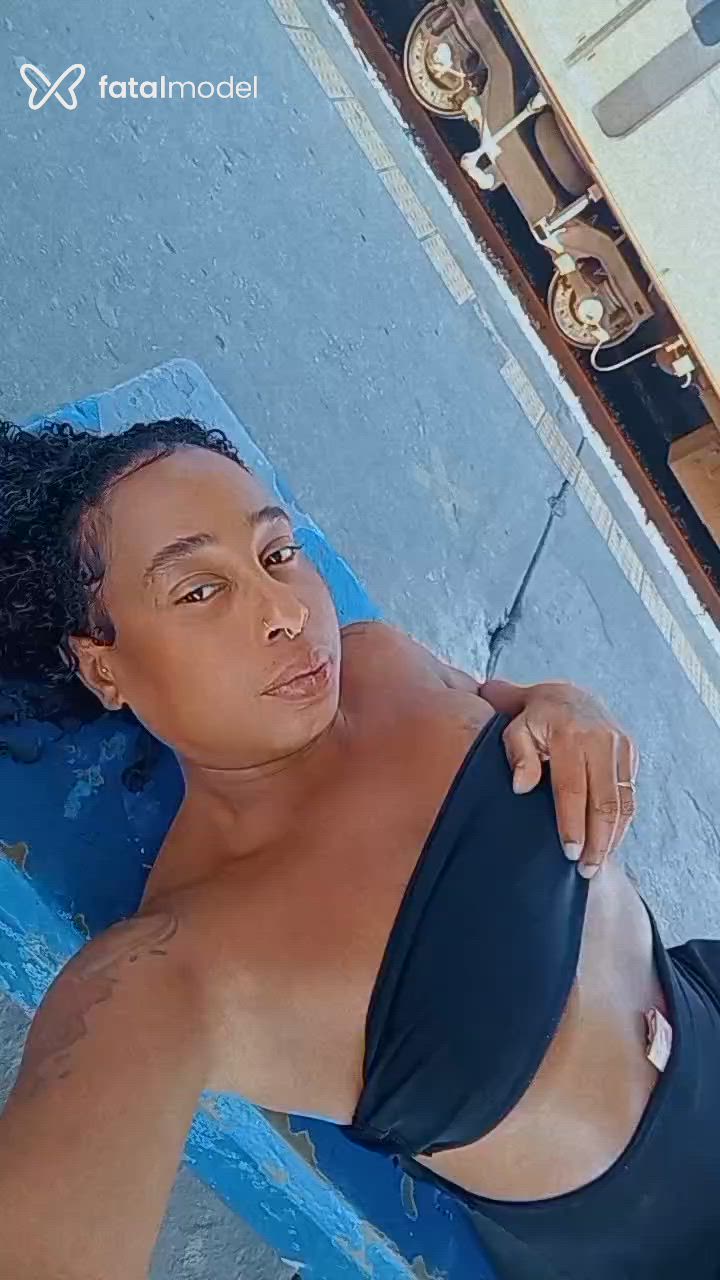 Acompanhante mulher morena (o) de olhos pretos - Vitória
