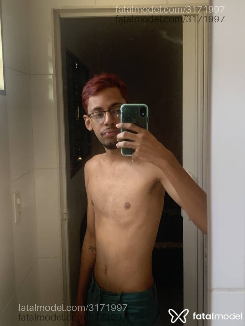 Acompanhante homem com cabelo colorido de olhos castanhos - Bruninho
