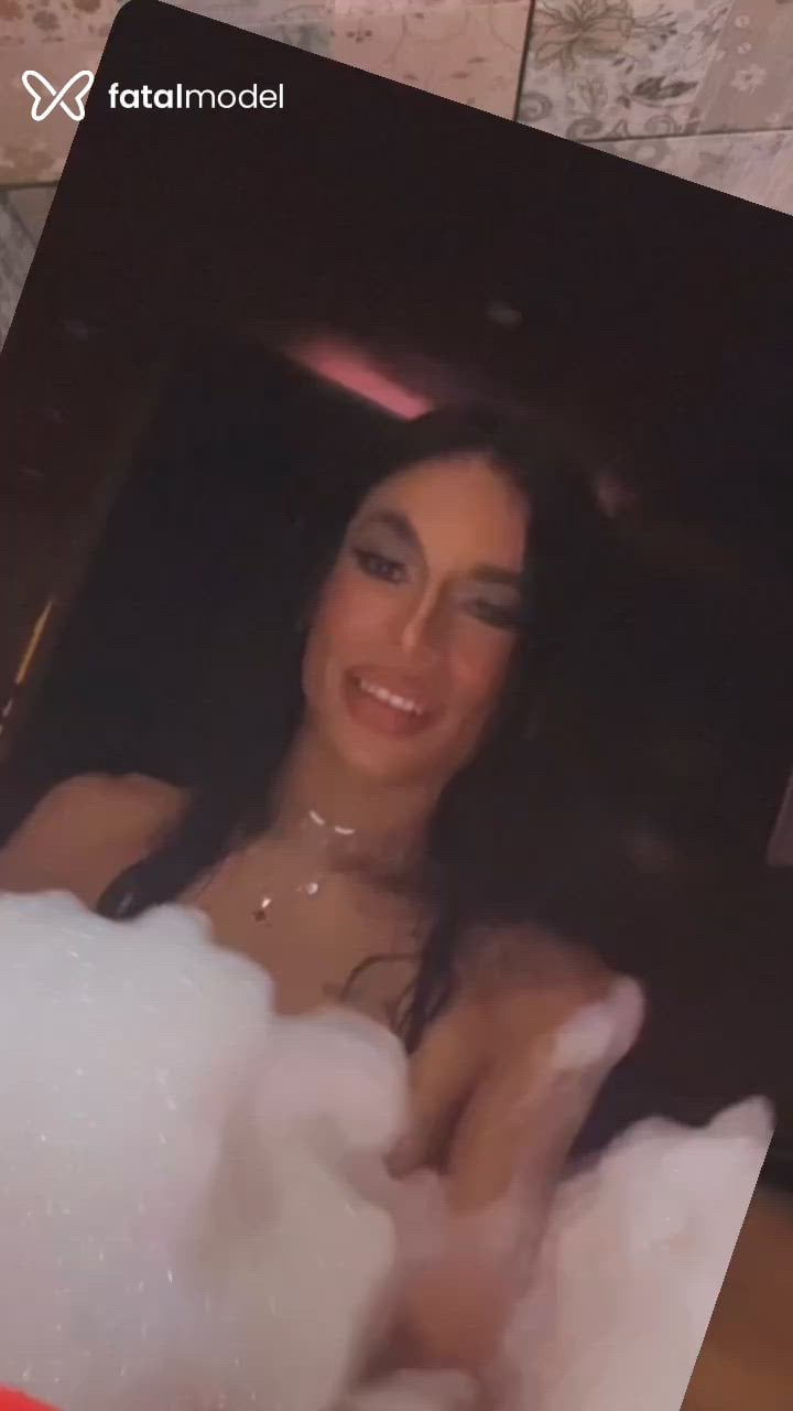 Acompanhante mulher trans com cabelo castanho de olhos castanhos - Lívia