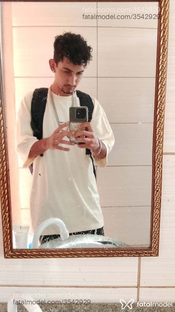 Acompanhante homem com cabelo castanho de olhos pretos - Fantasma Gold