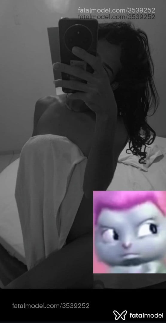Acompanhante mulher trans com cabelo castanho de olhos pretos - Octávia