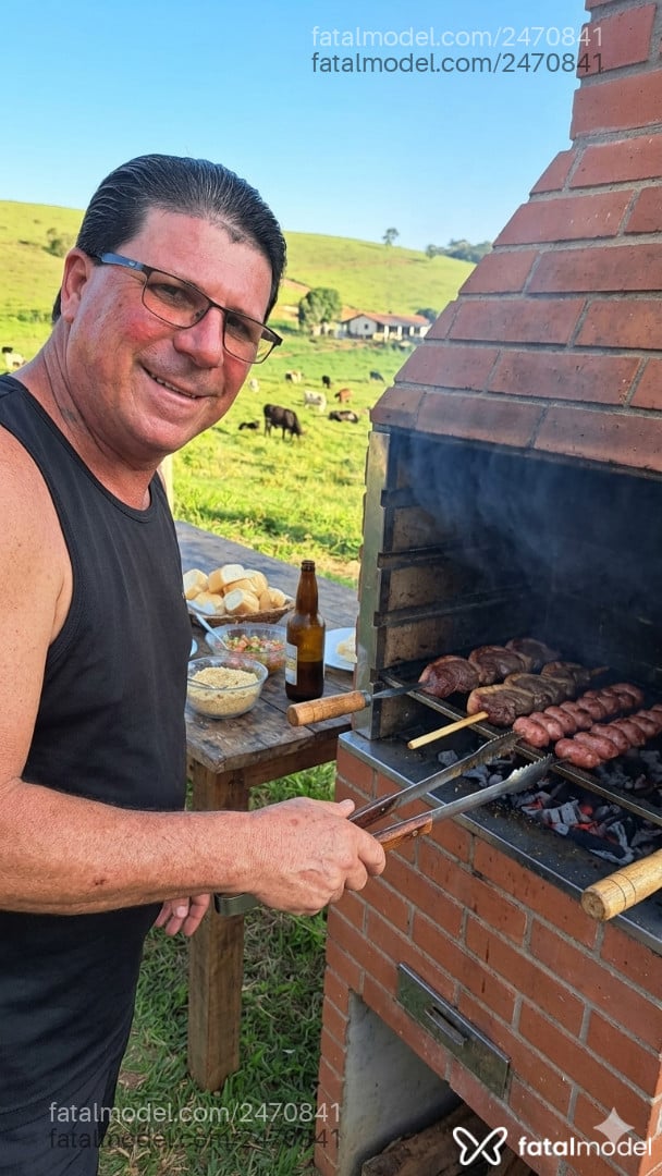 Acompanhante homem com cabelo castanho de olhos castanhos - Paulista
