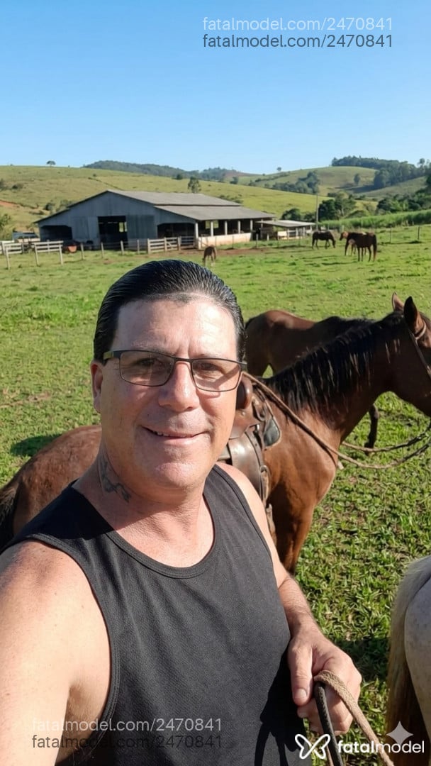 Acompanhante homem com cabelo castanho de olhos castanhos - Paulista